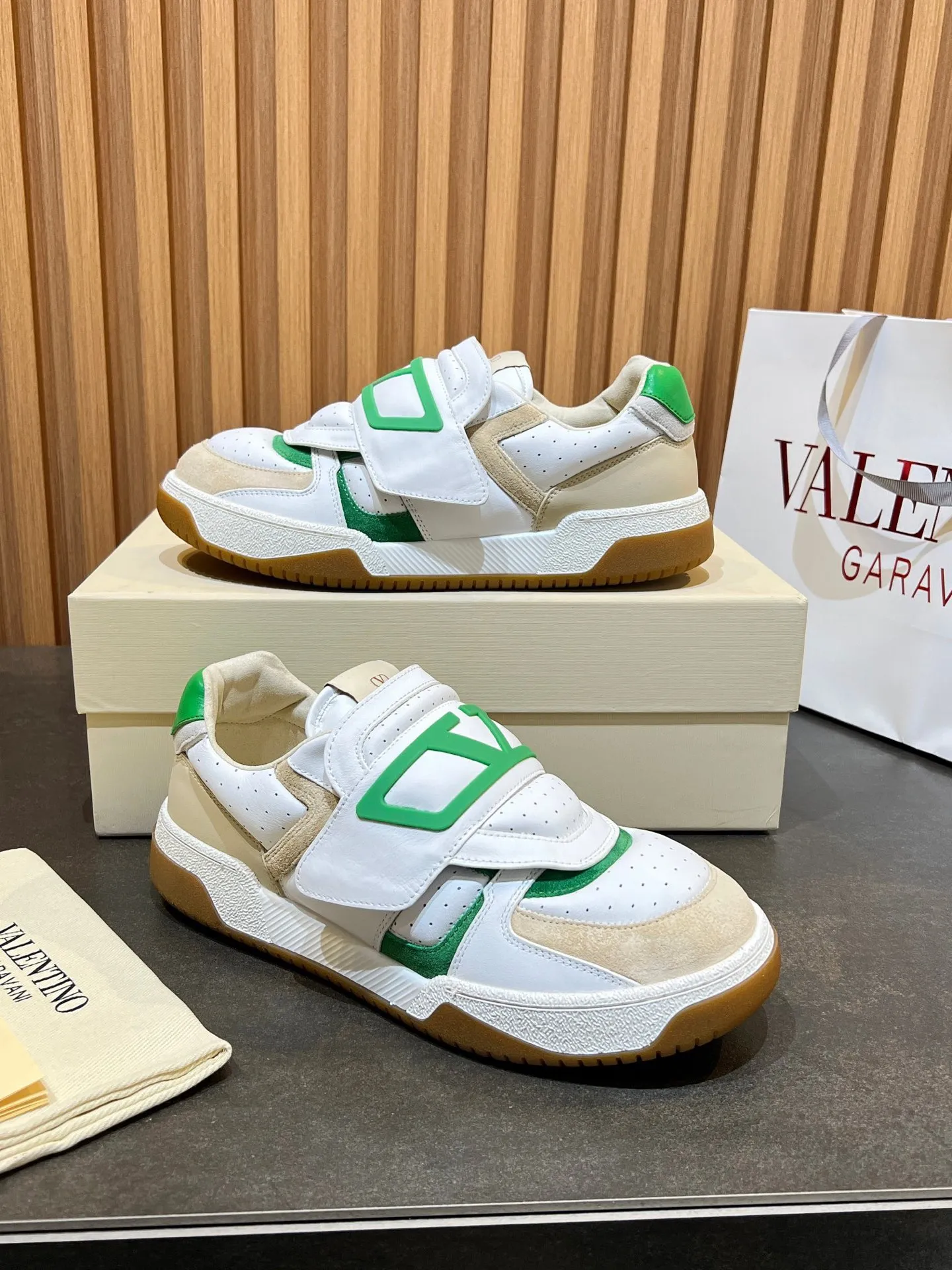 Men's men's shoes 💰760 VLTN Valentin 𝑶𝒏𝒆𝑺𝒕𝒖𝒅 Couple's sneaker series Valentino 2025 new couple's sneakers are on sale. The original ZP purchased and disassembled. Repeated pattern making and modification. The strength must be restored one to one! Top luxury masterpiece Velcro design Soft and comfortable imported calfskin 🧧brings excellent and elegant texture and excellent on-foot comfort Top purchasing version upper: imported calfskin surface/original oil edge craftsmanship Inner: water-dyed cowhide lining Outsole: original development 𝐓𝐏𝐔 two-color combination outsole Packaging: original configuration complete package Code number: 35-46 (45 46 customized)